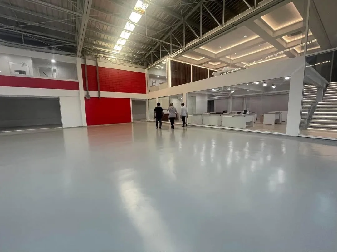 พื้น Epoxy สีเทาภายในอาคาร