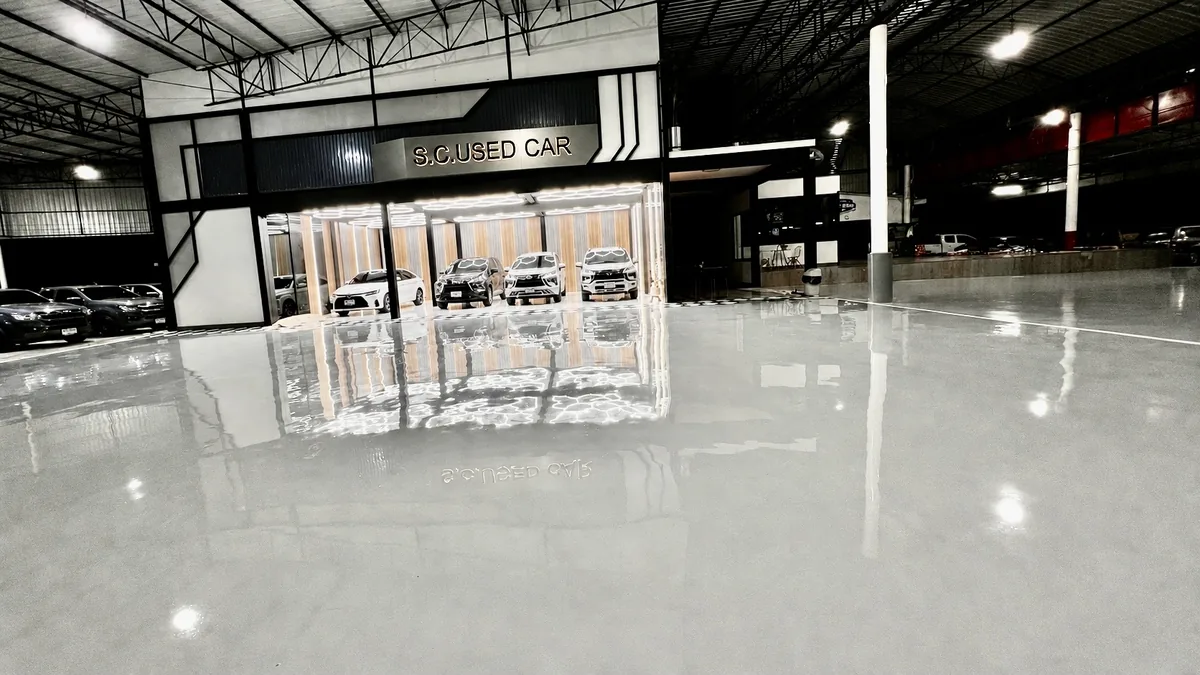พื้น Epoxy เงาในพื้นที่จัดแสดงภายในอาคาร