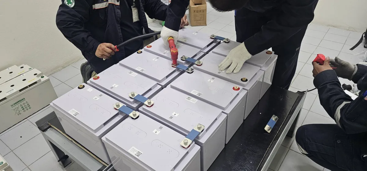 ทีมงานกำลังเปลี่ยนแบตเตอรี่อุตสาหกรรมในชุด Battery Bank
